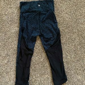 💙🖤Lululemon 3/4 cropped leggings with mesh back 💙🖤